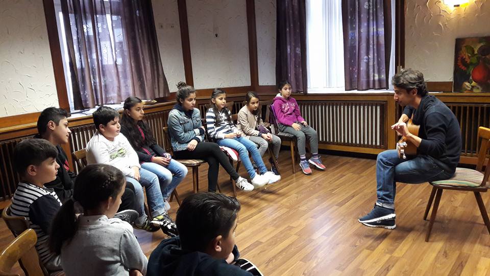 Die Kinder bei Musikunterricht.