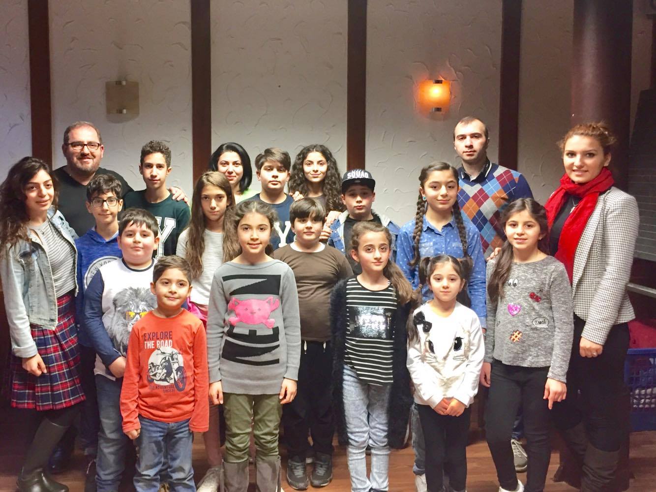 Kinder des Projekts mit Kursleitern.